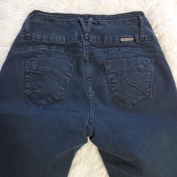 HIGH WAIST DARK WASH BOOTY POPPING DENIM CAPRIS - Picture 7 of 13